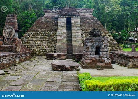 Prasasti Candi Sukuh!  Kuparinvihreän patinassa loistitteleva ihme ja buddhalaisuuden mystiikka